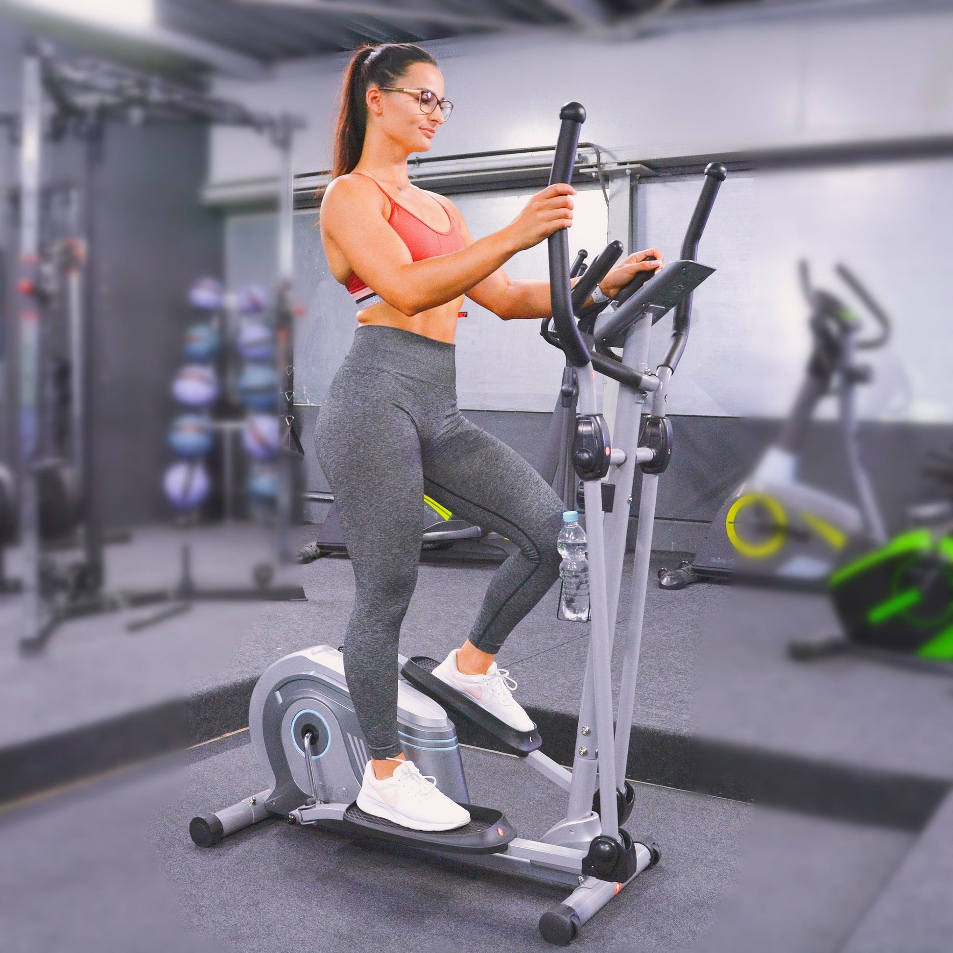 F330 Crosstrainer mit Model in Nutzung