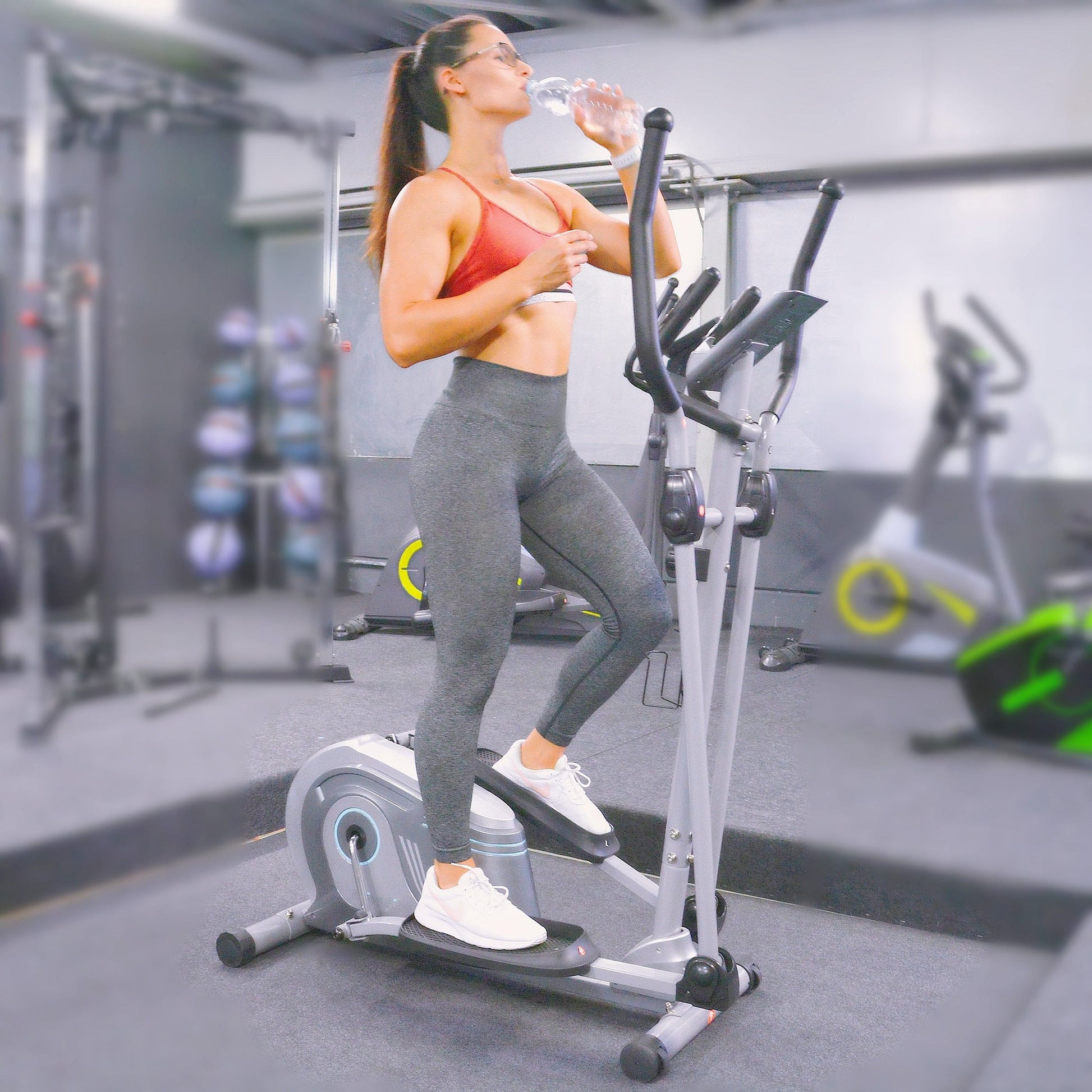 F330 Crosstrainer in Nutzung mit Model Wasser trinken